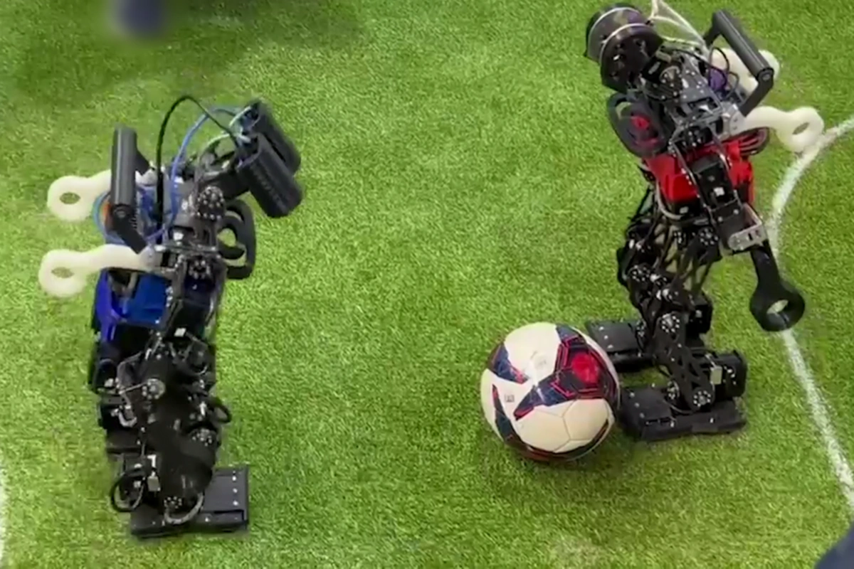 Futbolda məharətlərini nümayiş edən robotlar sosial şəbəkədə maraqla qarşılandı - VİDEO